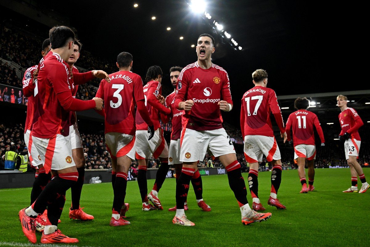 The main reason why Manchester United have to wait to sign a midfielder